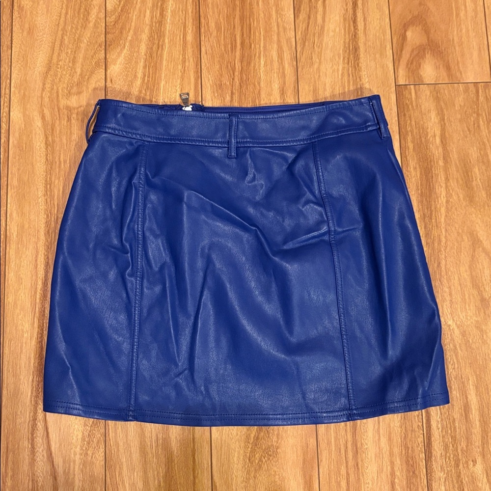 Express faux-leather skirt w/zipper details. Sz 4 & is machine-washable. Lined! - Picture 5 of 7